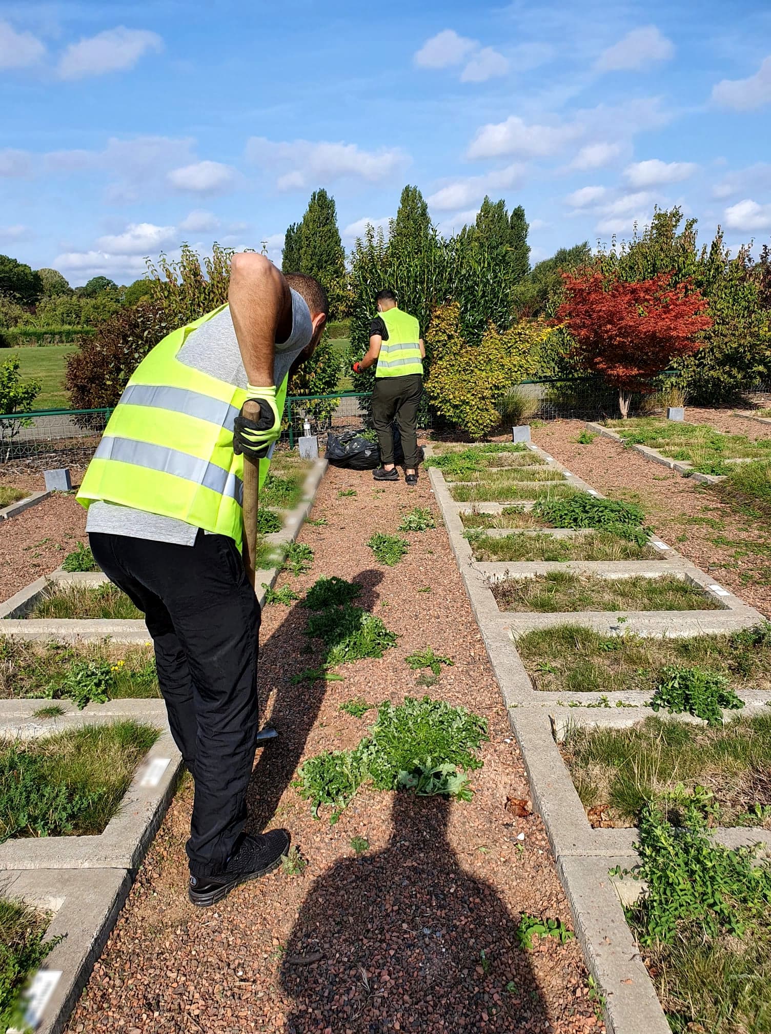 Bénévoles Ummanity entretenant un cimetière